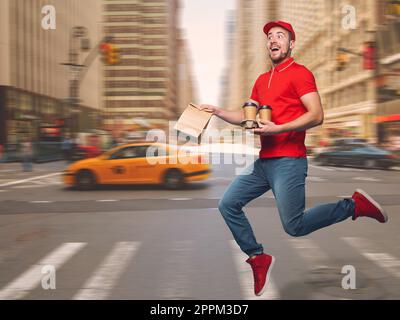 Liefermann in roten Runs gekleidet, um die bestellten Getränke zu liefern Stockfoto