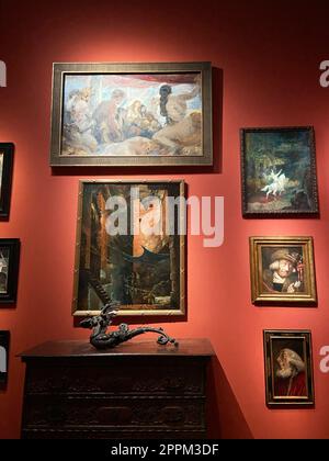 Stand und Gemälde im Museum Fortuny in Venedig Stockfoto