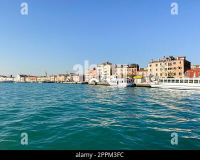 Blick auf Venedig vom Wasserbus in der Lagune von Venedig Stockfoto