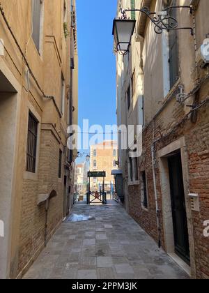 Weg zur Wasserbushaltestelle in Venedig in Dorsoduro Stockfoto