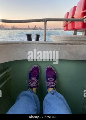 Tourist in Vans Sneakers verlassen die Stadt mit dem Wasserbus Stockfoto