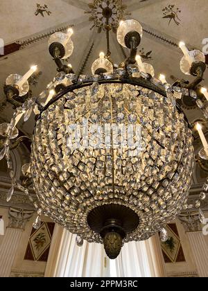 Großer Glaskronleuchter im Correr Museum in Venedig Stockfoto