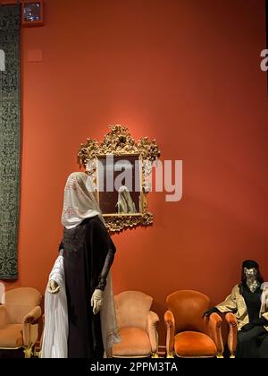 Schaufensterpuppen und Spiegel im Museum Fortuny in Venedig Stockfoto