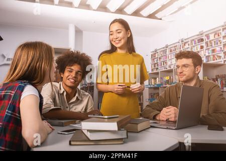 Studenten studieren in eine Bibliothek zusammen. Konzept der Teamarbeit und Vorbereitung Stockfoto