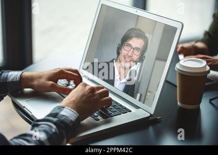 Geschäftsmann arbeitet in der Ferne mit einem Videocall wegen Quarantäne von Coronavirus covid19. Konzept des intelligenten Arbeitens Stockfoto