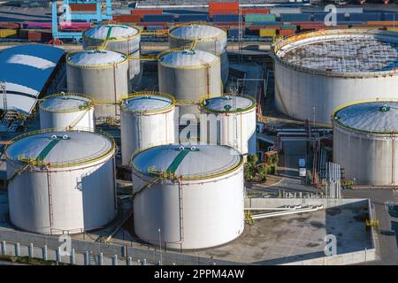 Große weiße Öltanks im Hafen von Barcelona Stockfoto