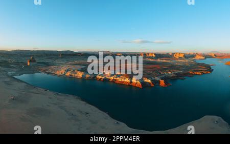 Luftaufnahme des Lake Powell in der Nähe des Navajo Mountain, des San Juan River und des Glen Canyon mit wunderschönen schwarzen, rosa, orangefarbenen und roten Felsen und Felsen. Alles Klar Stockfoto