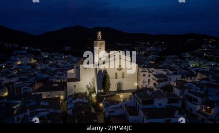 Nachtblick aus der Luft des Fischerdorfes Cadaques Stockfoto