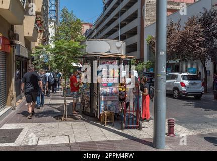 Unbekannte Leute an einem Zeitungsstand in Zentral-Santiago, Chile Stockfoto