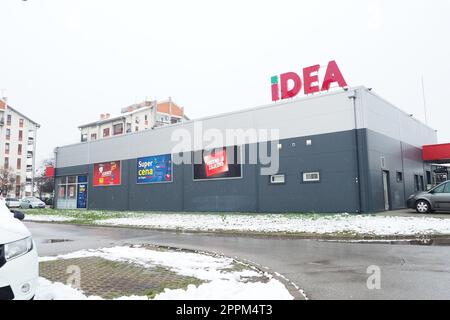 Sremska Mitrovica, Serbien, 27. Januar 2023 Logo of Idea in einem Supermarkt. IDEA ist Teil von Agrocor Konzum Mercator und eine Einzelhandelsmarke für Supermärkte aus Serbien, die auf den Massenhandel spezialisiert ist. Stockfoto