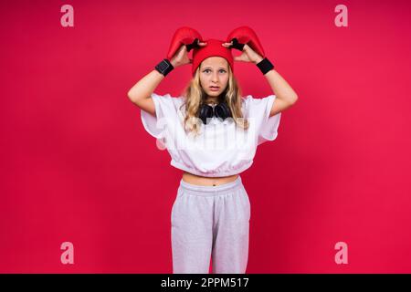 Kleines Mädchen mit roten Boxhandschuhen, Studioaufnahme, Sportkonzept Stockfoto