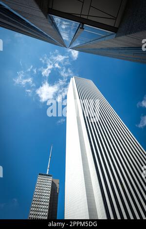 Gebäude von Chicago und Patriotin-Flagge Stockfoto