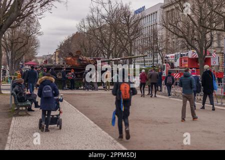 Das Panzerwrack eines russischen T72B steht jetzt als Gedenkstätte gegen den Krieg vor der russischen Botschaft in Berlin. Dieser Panzer wurde am 31.3.2022. Während der Schlacht von Kiew am Stadtrand des Dorfes Dmytrivka, neben Bucha, von Soldaten der Ukraine zerstört. Stockfoto