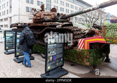 Das Panzerwrack eines russischen T72B steht jetzt als Gedenkstätte gegen den Krieg vor der russischen Botschaft in Berlin. Dieser Panzer wurde am 31.3.2022. Während der Schlacht von Kiew am Stadtrand des Dorfes Dmytrivka, neben Bucha, von Soldaten der Ukraine zerstört. Stockfoto