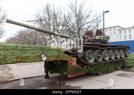 Das Panzerwrack eines russischen T72B steht jetzt als Gedenkstätte gegen den Krieg vor der russischen Botschaft in Berlin. Dieser Panzer wurde am 31.3.2022. Während der Schlacht von Kiew am Stadtrand des Dorfes Dmytrivka, neben Bucha, von Soldaten der Ukraine zerstört. Stockfoto