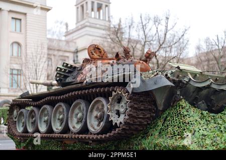 Das Panzerwrack eines russischen T72B steht jetzt als Gedenkstätte gegen den Krieg vor der russischen Botschaft in Berlin. Dieser Panzer wurde am 31.3.2022. Während der Schlacht von Kiew am Stadtrand des Dorfes Dmytrivka, neben Bucha, von Soldaten der Ukraine zerstört. Stockfoto