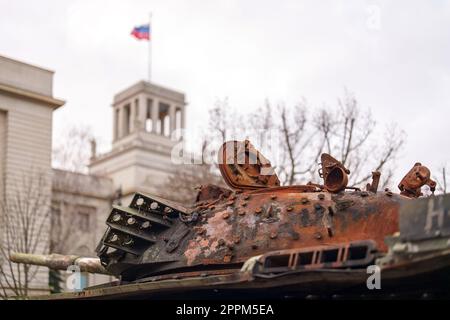 Das Panzerwrack eines russischen T72B steht jetzt als Gedenkstätte gegen den Krieg vor der russischen Botschaft in Berlin. Dieser Panzer wurde am 31.3.2022. Während der Schlacht von Kiew am Stadtrand des Dorfes Dmytrivka, neben Bucha, von Soldaten der Ukraine zerstört. Stockfoto