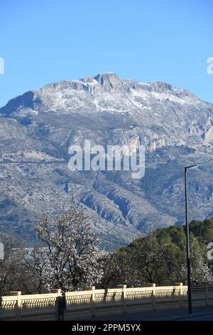 Sehr seltener Schnee in den Bergen von Guadalest, Provinz Alicante, Costa Blanca, Spanien Stockfoto