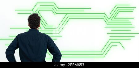 Ein Geschäftsmann in schwarzem Hemd steht mit dem Rücken an der weißen Wand. Futuristisches digitales Design präsentiert neue Technologien der Zukunft. Farbiges Leuchten. Stockfoto