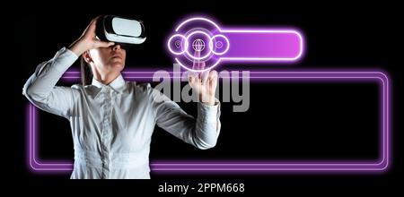 Frau Trägt Eine Vr-Brille Und Zeigt Mit Einem Finger Auf Wichtige Nachrichten. Geschäftsfrau Mit Einer Virtual-Reality-Brille Und Mit Grausamen Informationen. Stockfoto