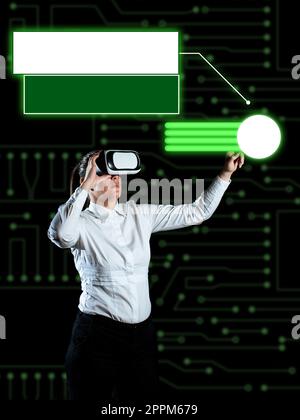 Frau mit VR-Brille und Zeigen mit dem Finger auf aktuelle Updates. Geschäftsfrau Mit Einer Virtual-Reality-Brille Und Präsentation Einer Neuen Idee. Verspätete Daten Anzeigen. Stockfoto