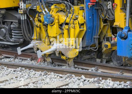 Nicht benötigte Tappingpickel auf einer Gleiszapfmaschine können zur Seite geschwenkt werden Stockfoto