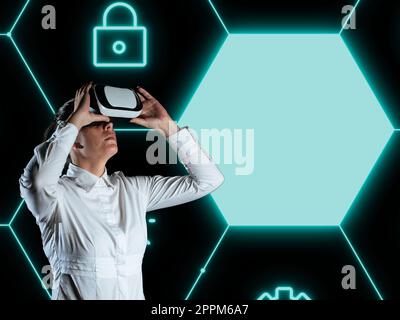 Eine Frau im weißen Hemd trägt eine VR-Brille und schaut auf wichtige Nachrichten. Geschäftsfrau Mit Einer Virtual-Reality-Brille Und Mit Grausamen Informationen. Stockfoto