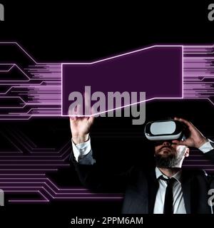 Geschäftsmann Mit Vr-Brille, Der Mit Einem Finger Auf Wichtige Nachrichten Zeigt. Ein Mann, Der Eine Brille Für Die Virtuelle Realität Hat Und Grausame Informationen Zeigt. Stockfoto