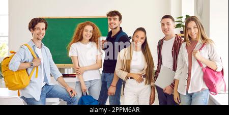Eine Gruppe junger Schüler posiert für ein Foto. Stockfoto