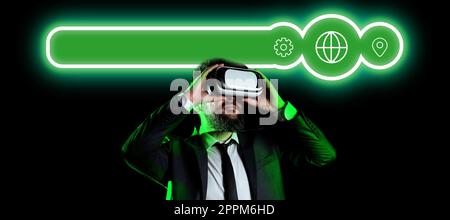 Stehender Mann Mit Vr-Brille, Der Wichtige Botschaften Präsentiert. Ein Geschäftsmann, Der Eine Brille Zur Virtuellen Realität Hat Und Grausame Informationen Zeigt. Frau Sieht Neue Ideen. Stockfoto