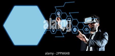 Ein Geschäftsmann im schwarzen Büroanzug, der eine VR-Brille trägt und sich die technologische Botschaft ansieht. Ein Mann, der mit beiden Fingern virtuelle Knöpfe drückt. Futuristischer Style. Stockfoto