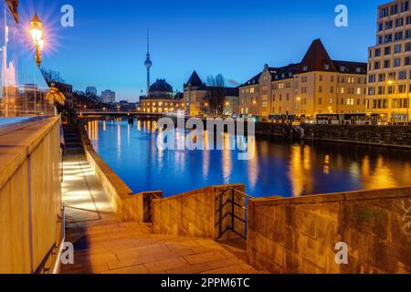 Blick entlang des Ufers der Spree in Berlin in der Abenddämmerung Stockfoto