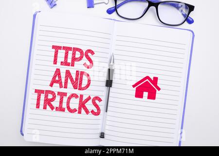 Konzeptionelle Beschriftung Tipps und Tricks. Wort für hilfreiche Ratschläge, die bestimmte Aktionen einfacher machen Stockfoto