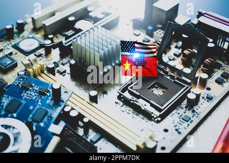 Chipknappheit und Handelskonflikt zwischen den USA und China. Weltweite Chip-Knappheit und China-USA-Handelskrieg-Konzept. China- und US-Flagge auf Computer auf Chip-Elektronikplatine. Computerhardware. Stockfoto