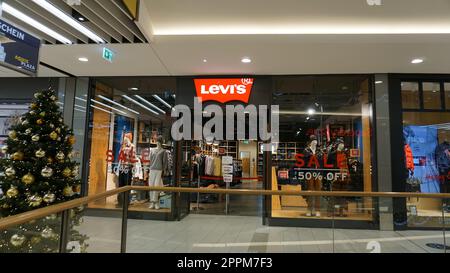 AQUIS Plaza ist ein modernes Einkaufszentrum in Aachen am 3. Januar 2022 Stockfoto