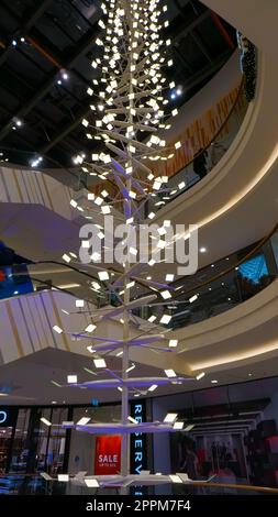 AQUIS Plaza ist ein modernes Einkaufszentrum in Aachen am 3. Januar 2022 Stockfoto