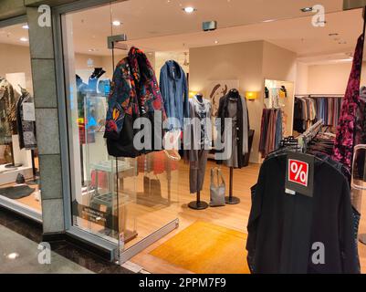 AQUIS Plaza ist ein modernes Einkaufszentrum in Aachen am 3. Januar 2022 Stockfoto