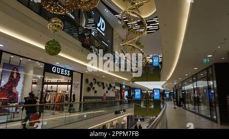 AQUIS Plaza ist ein modernes Einkaufszentrum in Aachen am 3. Januar 2022 Stockfoto
