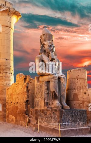 Eingang zum Tempel von Luxor, Statue Ramesses II, Sonnenuntergangslandschaft, Ägypten Stockfoto