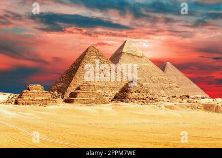 Die Pyramiden von Ägypten im Sand der Wüste von Gizeh, Blick auf den Sonnenuntergang, Ägypten Stockfoto