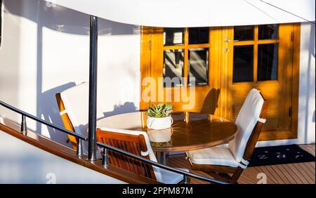 Luxusyacht. Komfortables, teures Holzdesign für Urlaubs- und Erholungstourismus oder Reise- und Wohlstandskonzept. Stockfoto