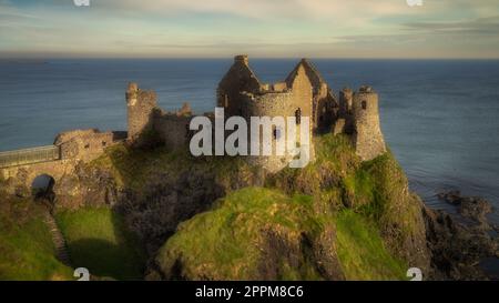 Ruinen von Dunluce Castle am Rand der Klippe, Nordirland Stockfoto