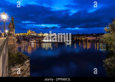 Blick auf die Prager Burg von der Karlsbrücke bei Nacht Stockfoto