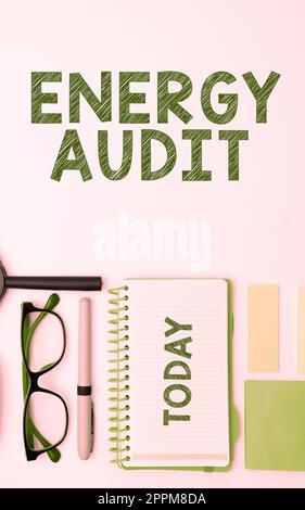 Textzeichen mit „Energy Audit“. Bewertung des Energiebedarfs und der Effizienz eines Gebäudes im Geschäftsüberblick Stockfoto