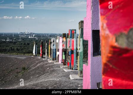 Kunstinstallation aus farbigen Pfählen auf der Haniel-Sklagheap im Ruhrgebiet in Deutschland Stockfoto