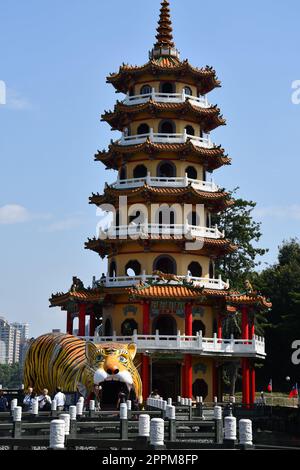 Vertikale Aufnahme der Tigerdekoration auf einem Tempel am Lotusteich in Kaohsiung, Taiwan Stockfoto