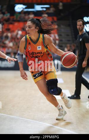 Valencia, Spanien. 23. April 2023. Cristina Ouvina von Valencia Basket in Aktion während des Abspielens der Viertelfinale von Liga Endesa im Pavilion Fuente de San Luis. Valencia Basket 77:35 Movistar Estudiantes (Foto: Vicente Vidal Fernandez/SOPA Images/Sipa USA) Guthaben: SIPA USA/Alamy Live News Stockfoto