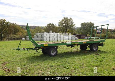 Anhänger zum Transport von Heuballen auf einer Wiese Stockfoto