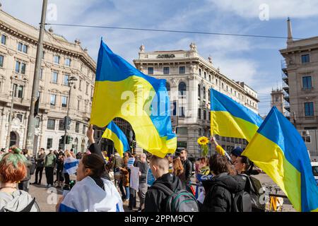 MAILAND, ITALIEN - 25. FEBRUAR 2023: Ein Jahr nach dem Krieg zwischen Russland und der Ukraine, 1. Jahre. Sammelkundschaft der Bevölkerung zur Unterstützung der Ukraine in Mailand, ein marsch Stockfoto