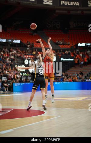 Valencia, Spanien. 23. April 2023. Lauren Cox von Valencia Basket in Aktion während des Play off-Viertelfinals von Liga Endesa im Pavilion Fuente de San Luis. Valencia Basket 77:35 Movistar Estudiantes (Foto: Vicente Vidal Fernandez/SOPA Images/Sipa USA) Guthaben: SIPA USA/Alamy Live News Stockfoto